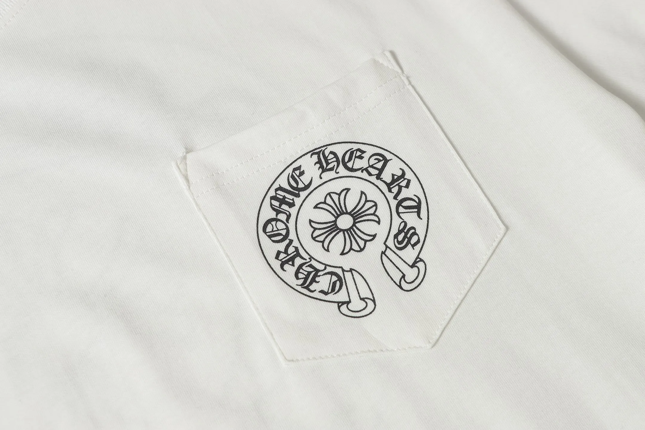 P140 Cross-border model, please do not place an order if you are pursuing quality -Chrome Hearts/Chrome Hearts 24ss classic horseshoe print popular short-sleeved T-shirt -High weight, high density and high quality. The wool is soft, delicate and skin-friendly. It feels soft and silky. It has excellent warmth and skin-friendly properties. -Customized weaving and dyeing, no color difference. No matter the fabric or workmanship details, it beats the ordinary version on the market. -Colour: black white -Size: S M L XL
